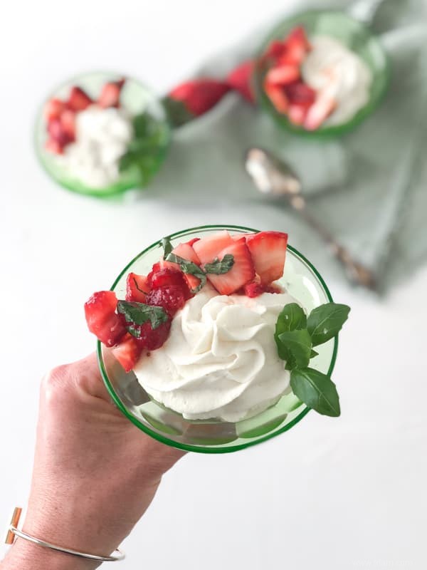 Mousse au chocolat blanc avec fraises et basilic 