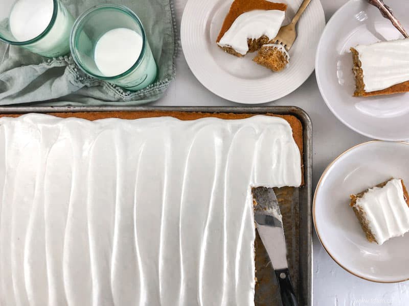 Barres de citrouille super moelleuses avec glaçage au fromage à la crème 