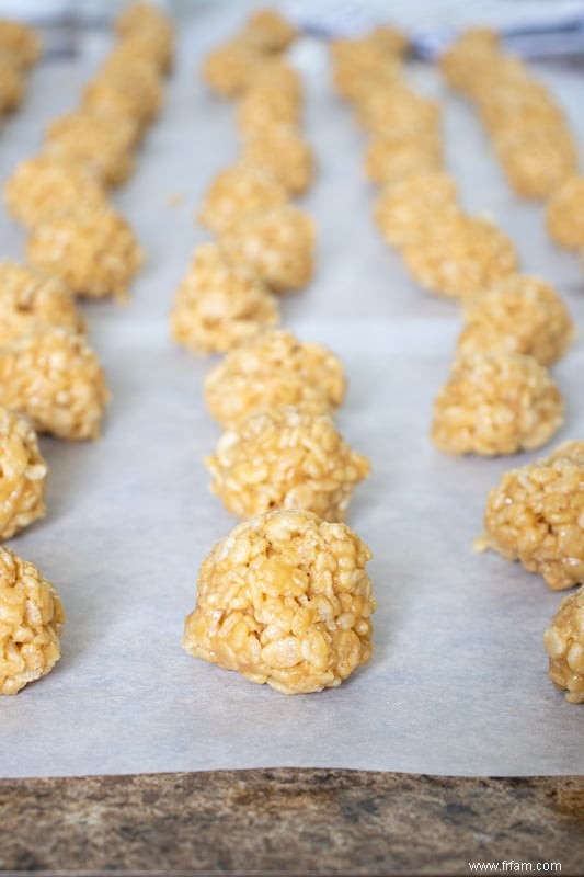 Boulettes de beurre de cacahuète Rice Krispie {sans cuisson} 