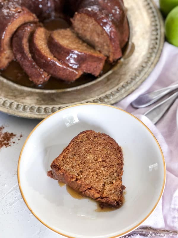 Gâteau Bundt aux pommes avec glaçage au caramel au bourbon 