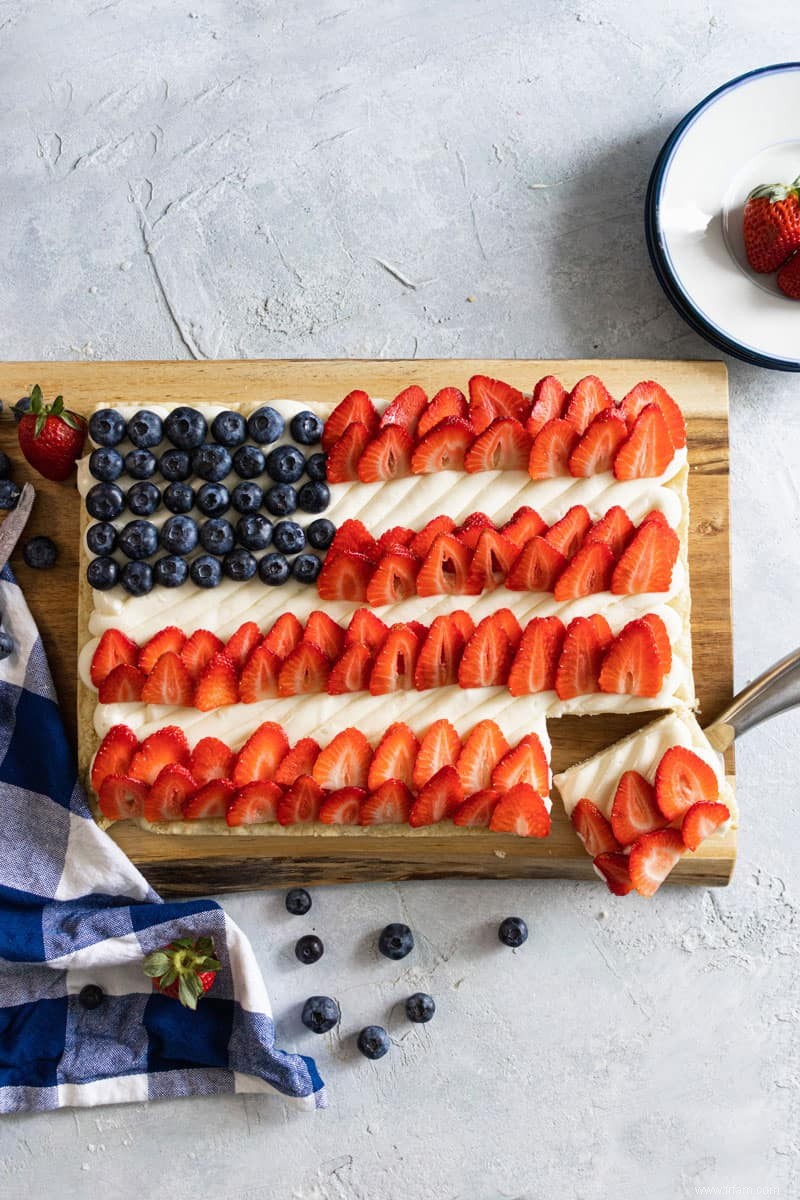 Pizza aux fruits rouges, blancs et bleus 