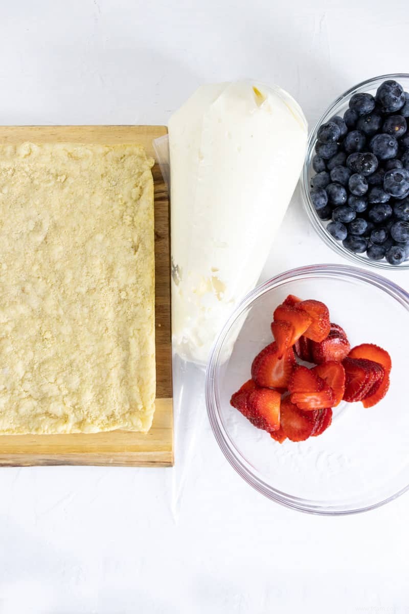 Pizza aux fruits rouges, blancs et bleus 