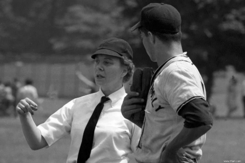 Première arbitre féminine de la ligue majeure de baseball :Bernice Shiner-Gera 