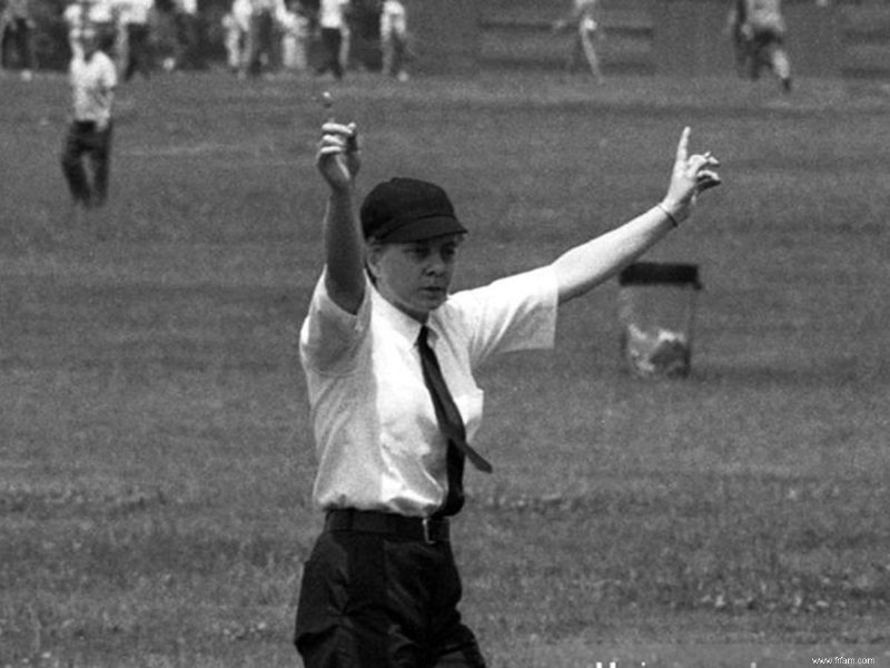 Première arbitre féminine de la ligue majeure de baseball :Bernice Shiner-Gera 