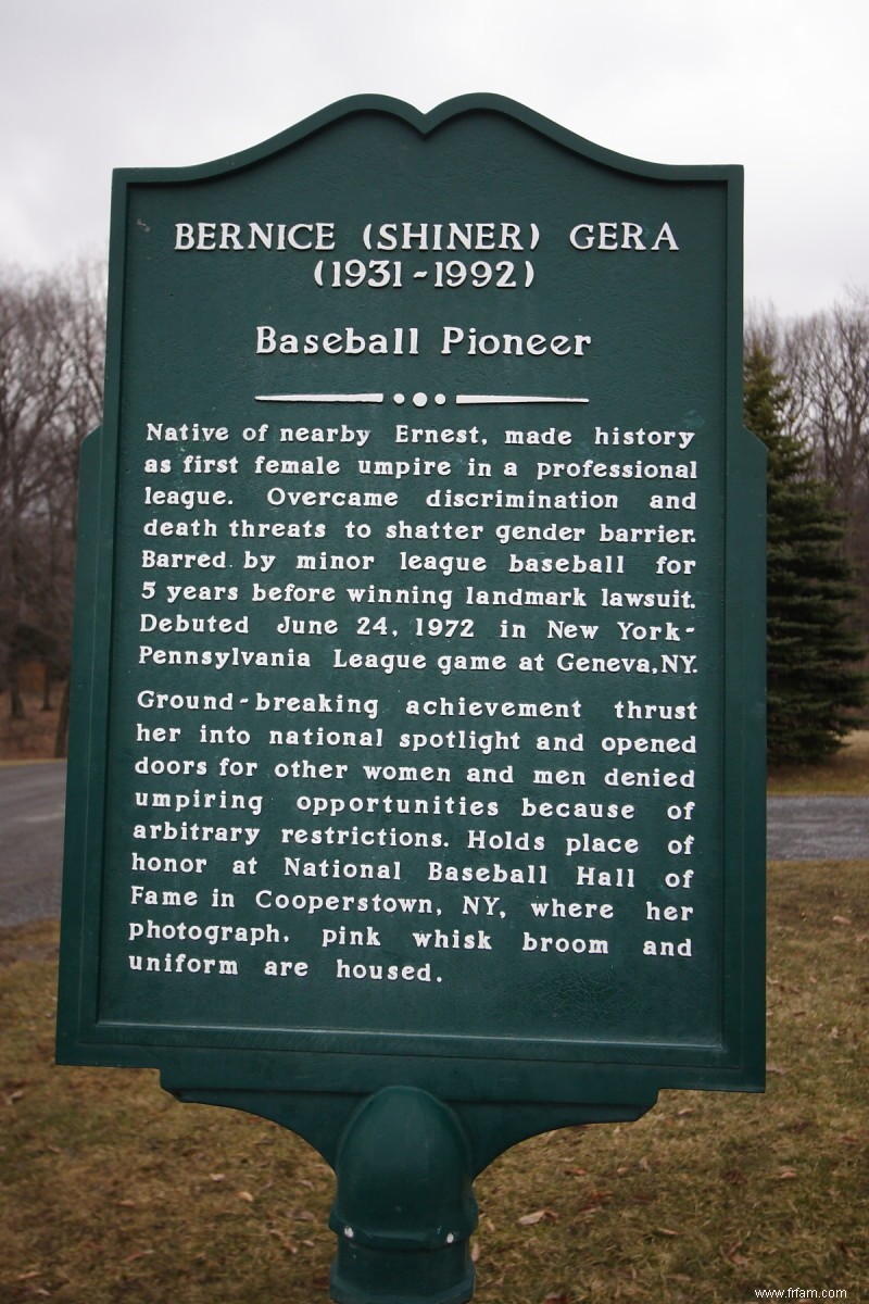 Première arbitre féminine de la ligue majeure de baseball :Bernice Shiner-Gera 