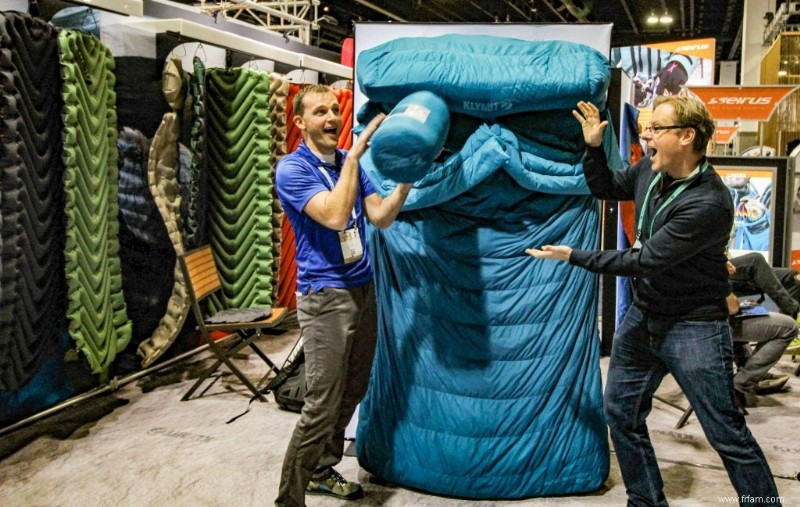 Les couples campent plus heureux avec ce nouveau sac de couchage double 