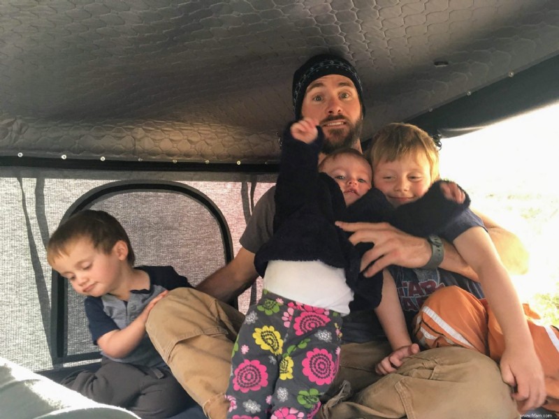 Test de la tente de toit à coque rigide de Roofnest avec une famille de cinq personnes 