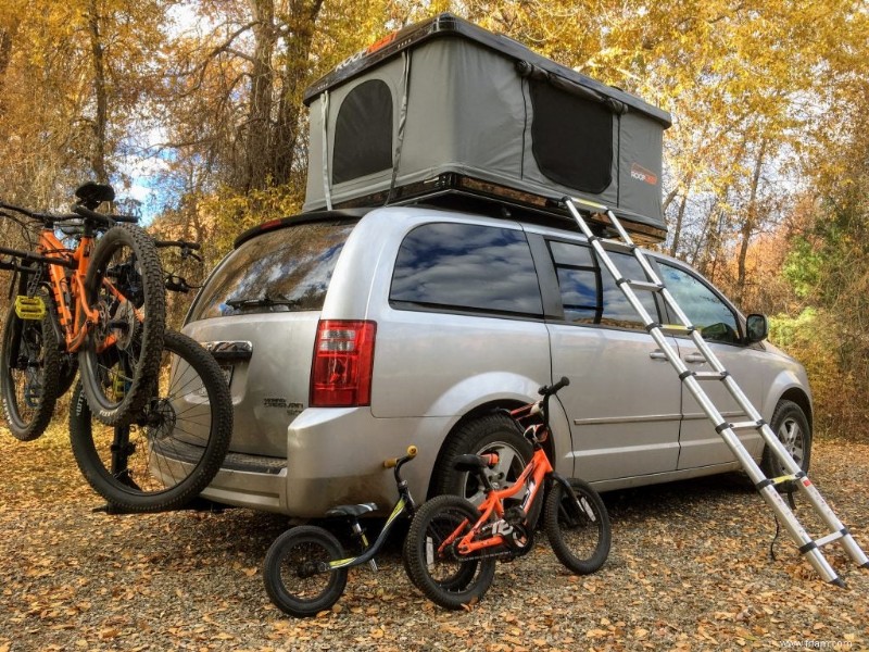 Test de la tente de toit à coque rigide de Roofnest avec une famille de cinq personnes 