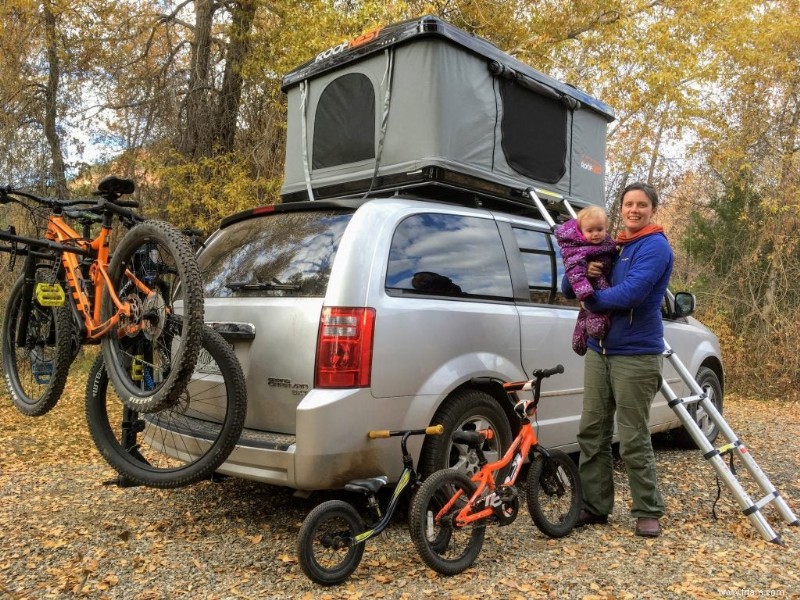 Test de la tente de toit à coque rigide de Roofnest avec une famille de cinq personnes 