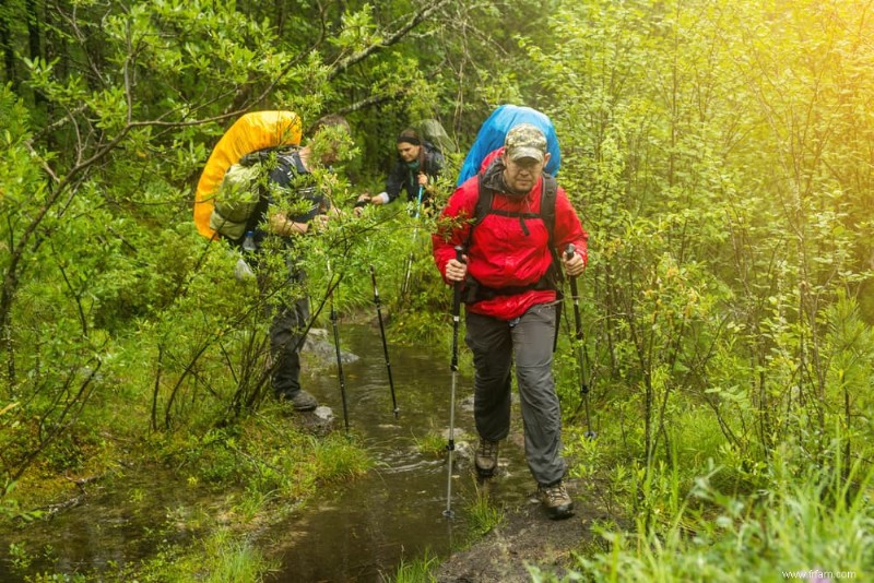 Comment rester au sec pendant le camping et la randonnée par temps humide 