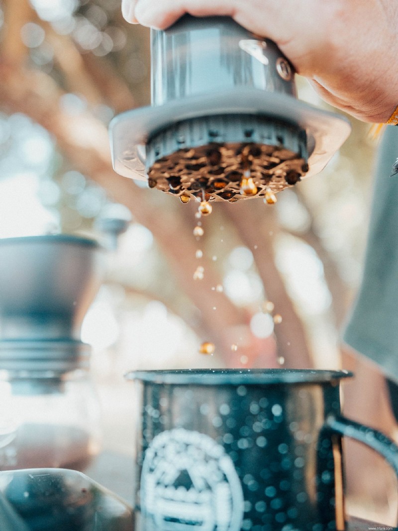 7 essentiels à café pour les campeurs qui ont besoin de caféine 