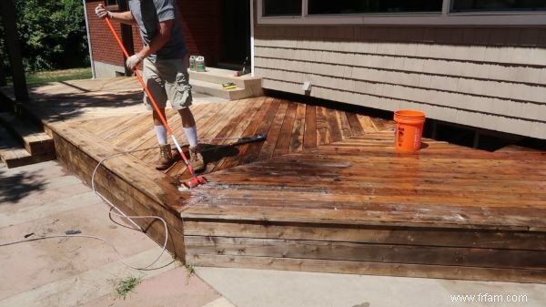 Comment revernir et restaurer une terrasse en bois 