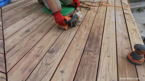 Comment revernir et restaurer une terrasse en bois 