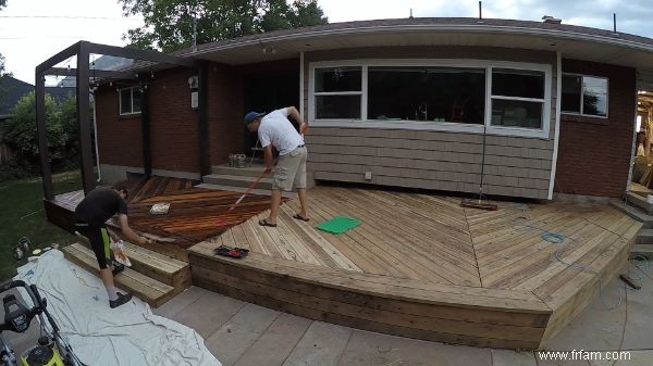 Comment revernir et restaurer une terrasse en bois 