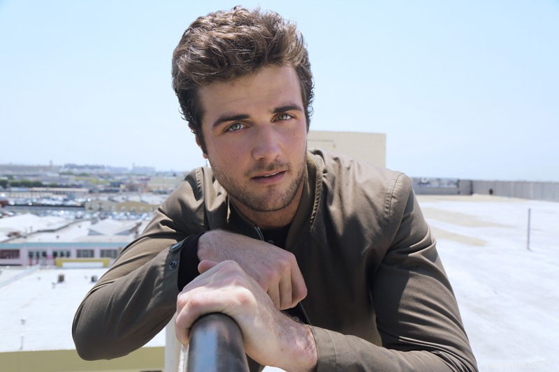 10 questions à l acteur Beau Mirchoff 