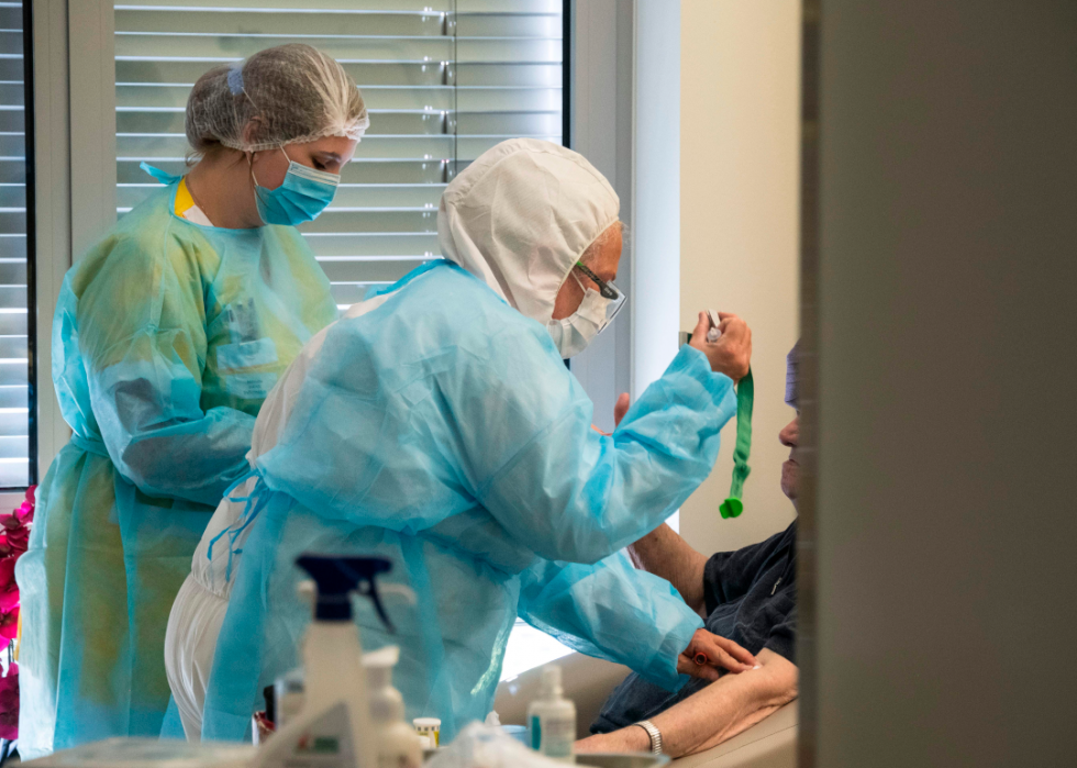 Les plus grandes épidémies de COVID-19 dans les foyers de soins infirmiers dans tous les États 