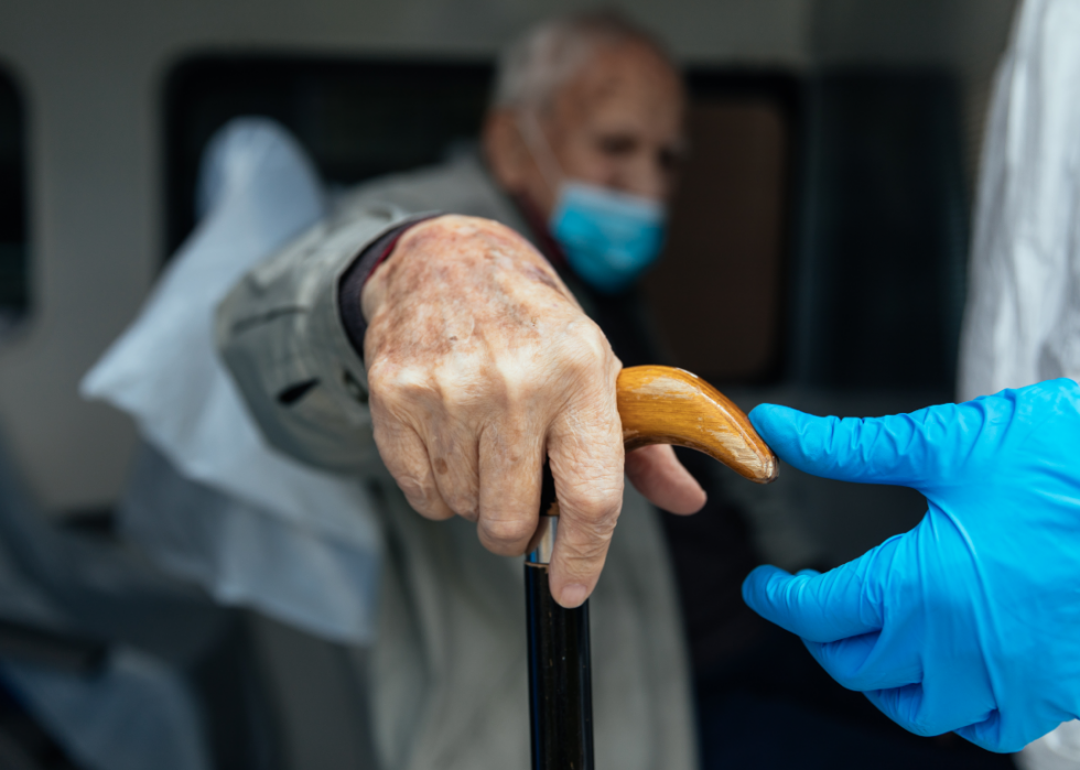 Les plus grandes épidémies de COVID-19 dans les foyers de soins infirmiers dans tous les États 