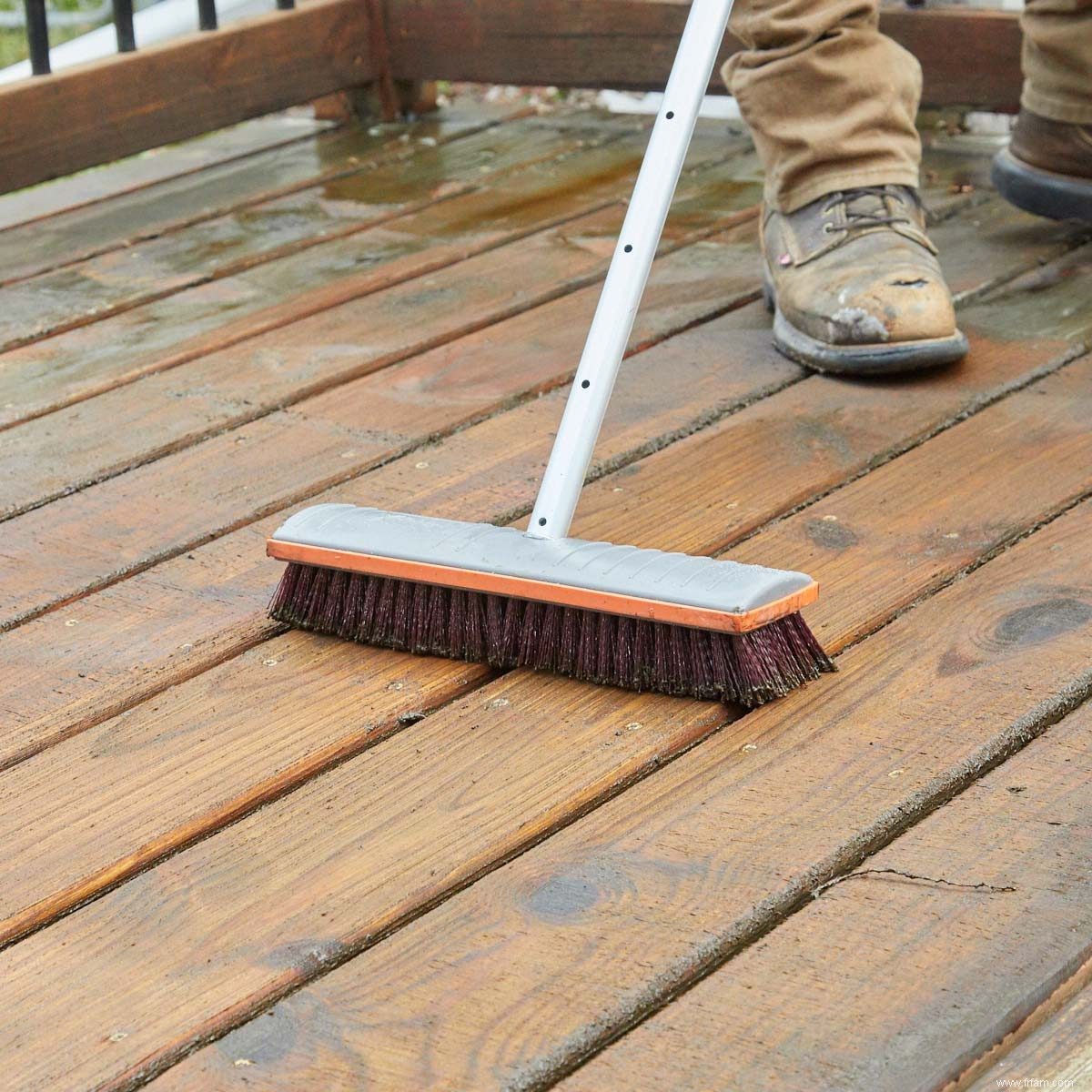 Comment revernir une terrasse avec une teinture pour terrasse à base d acrylique 