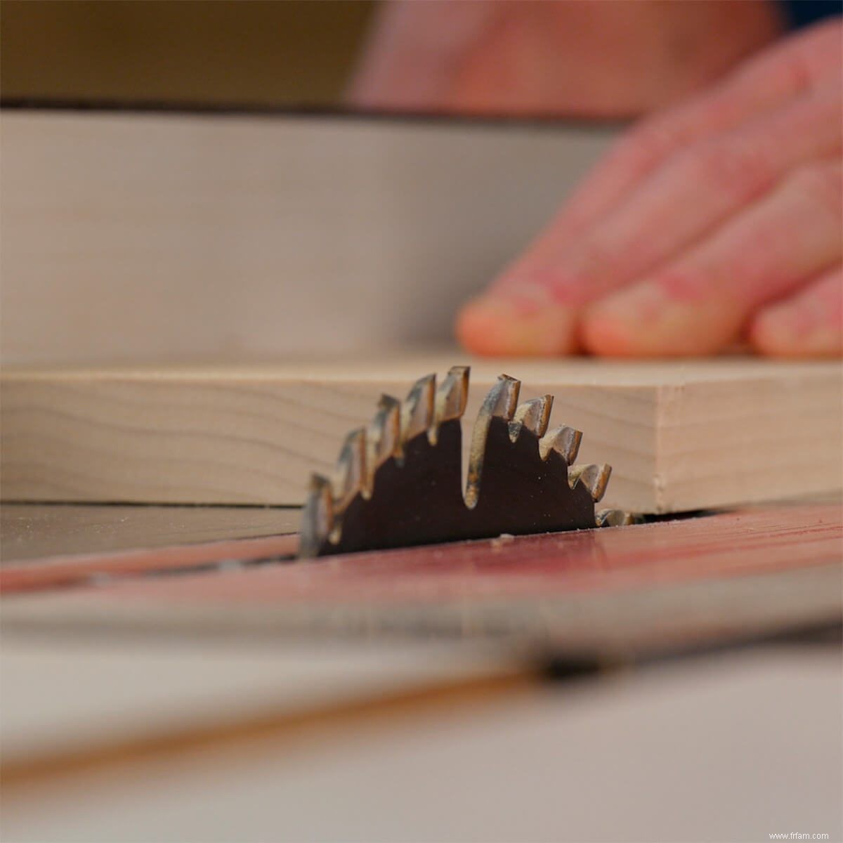 Comment régler une échelle de coupe pour scie à table 