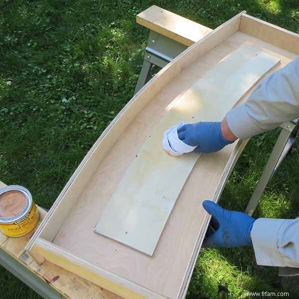 Banc en béton avec incrustation de pierre 