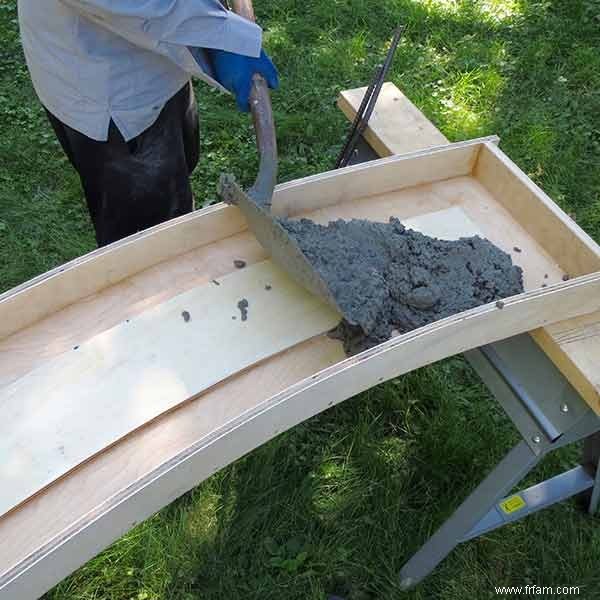 Banc en béton avec incrustation de pierre 