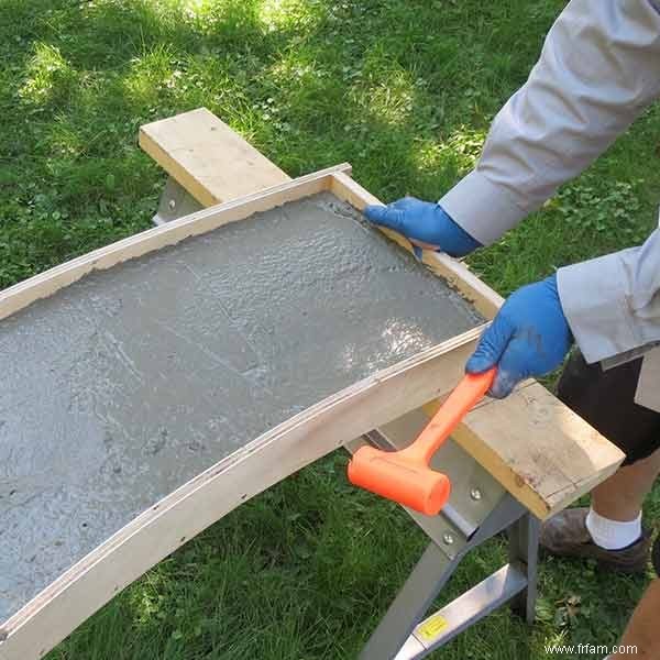 Banc en béton avec incrustation de pierre 