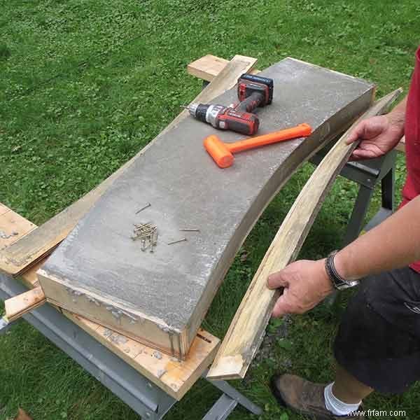 Banc en béton avec incrustation de pierre 