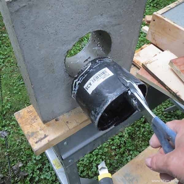 Banc en béton avec incrustation de pierre 