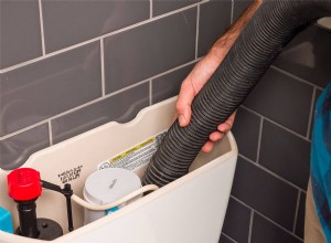Aspirateur sec/humide pour vidanger un réservoir de toilette 