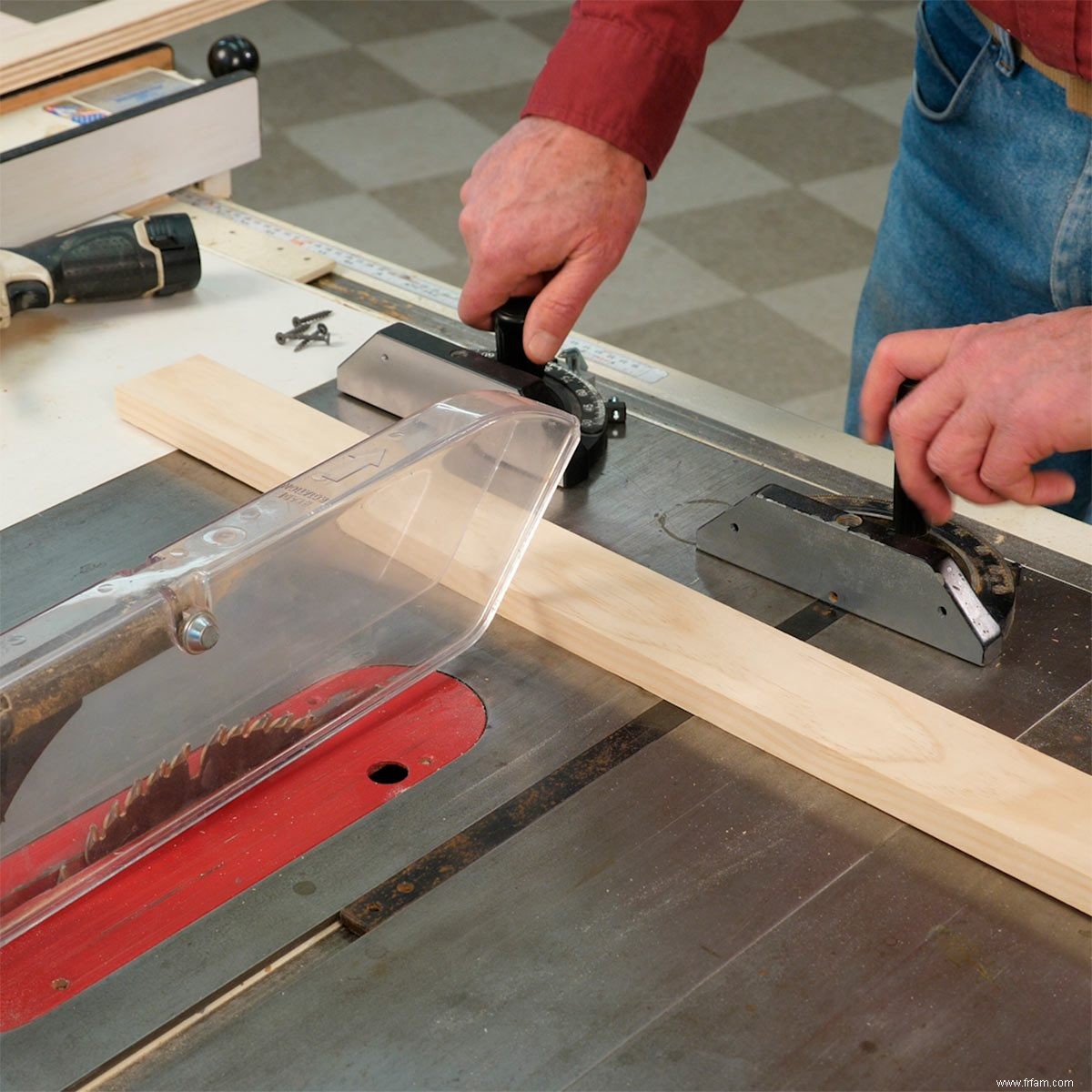 Comment couper des panneaux sur une scie circulaire à table 