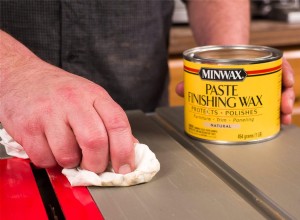 Comment utiliser de la cire en pâte pour lubrifier une scie à table 