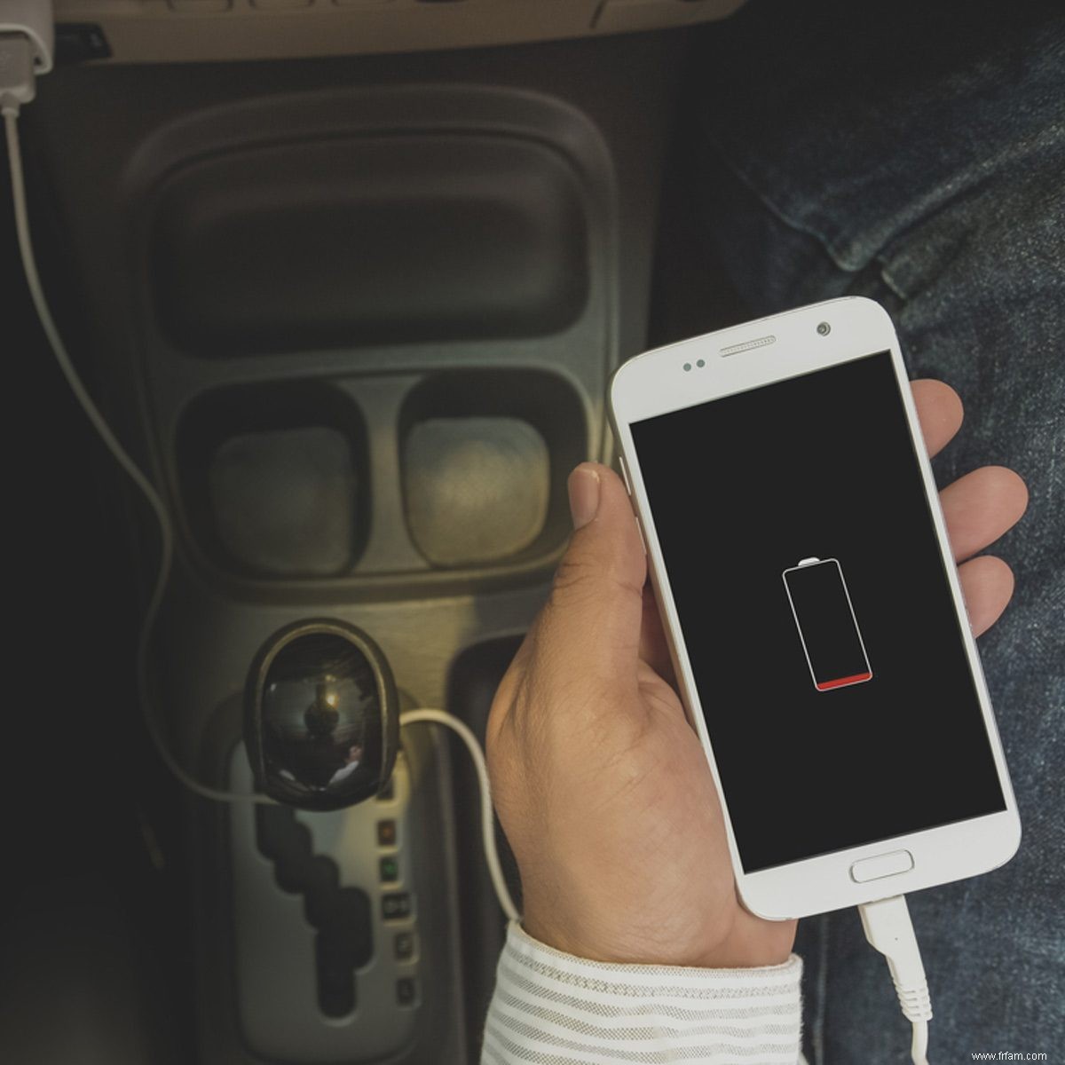 Pourquoi vous devriez arrêter de charger votre téléphone dans votre voiture 