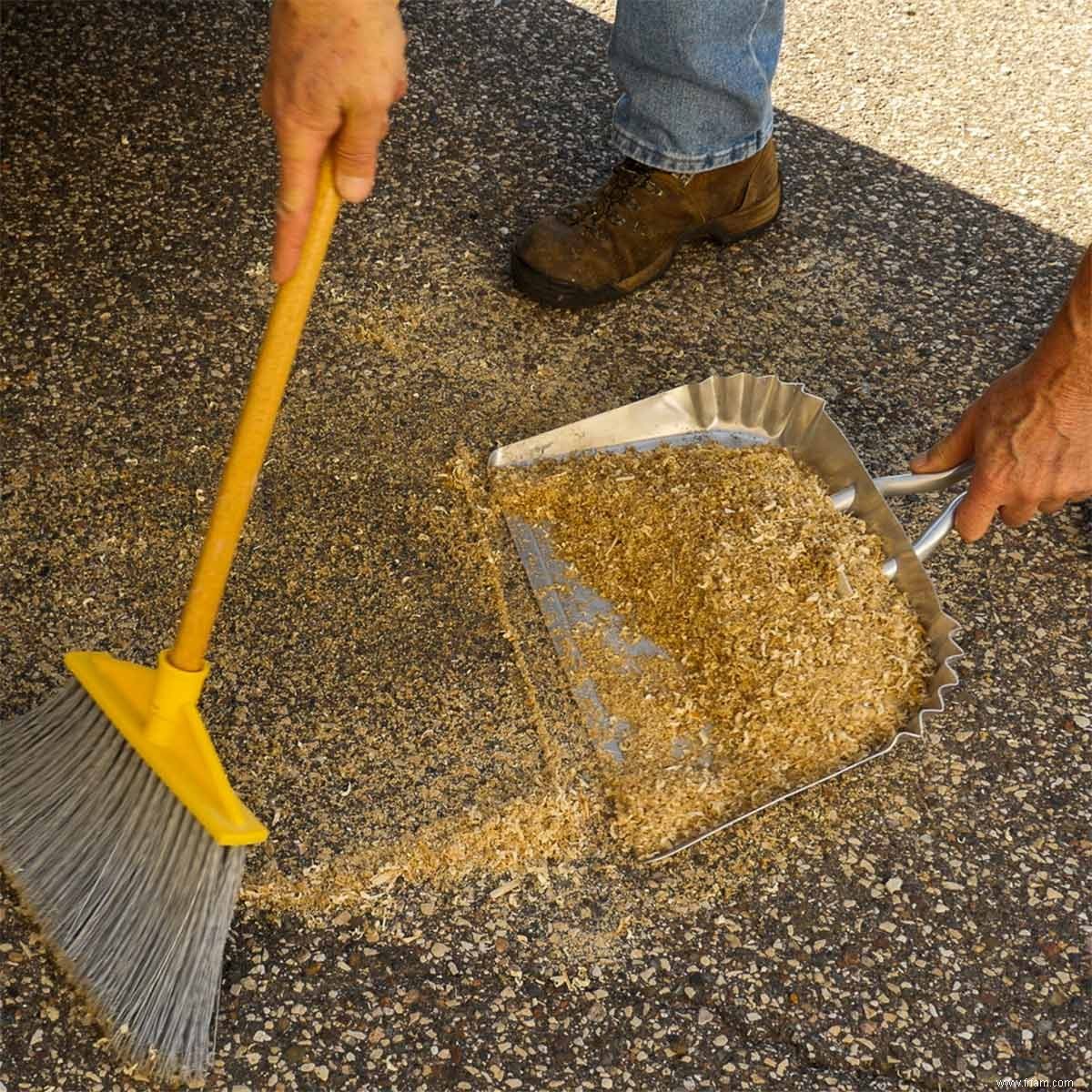 Utilisez de la sciure de bois pour absorber les déversements 