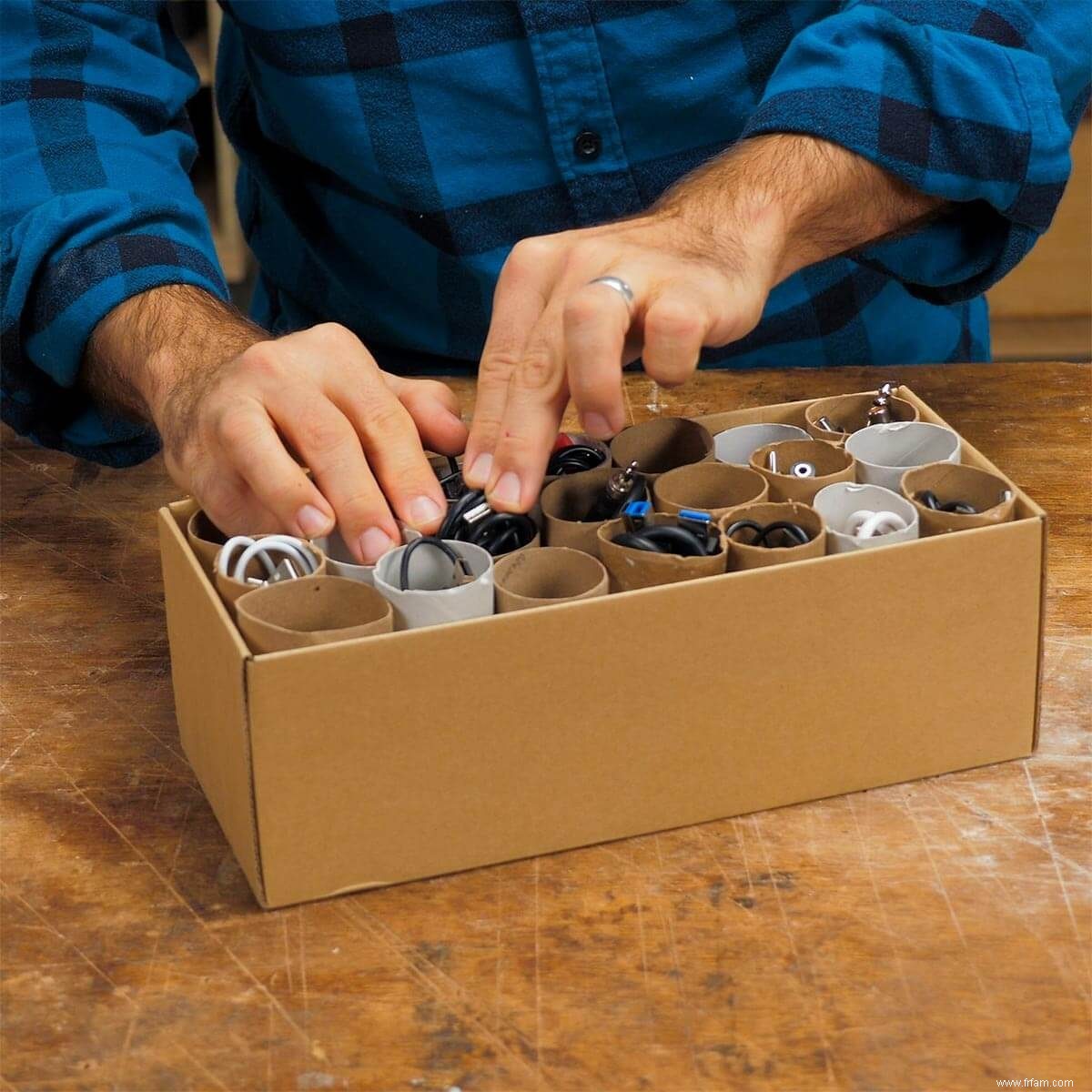 Organiser les petits cordons avec des rouleaux de papier toilette 