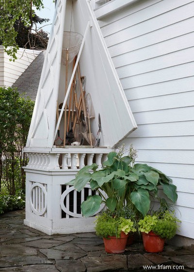 5 façons de cacher ce gros climatiseur dans votre jardin 