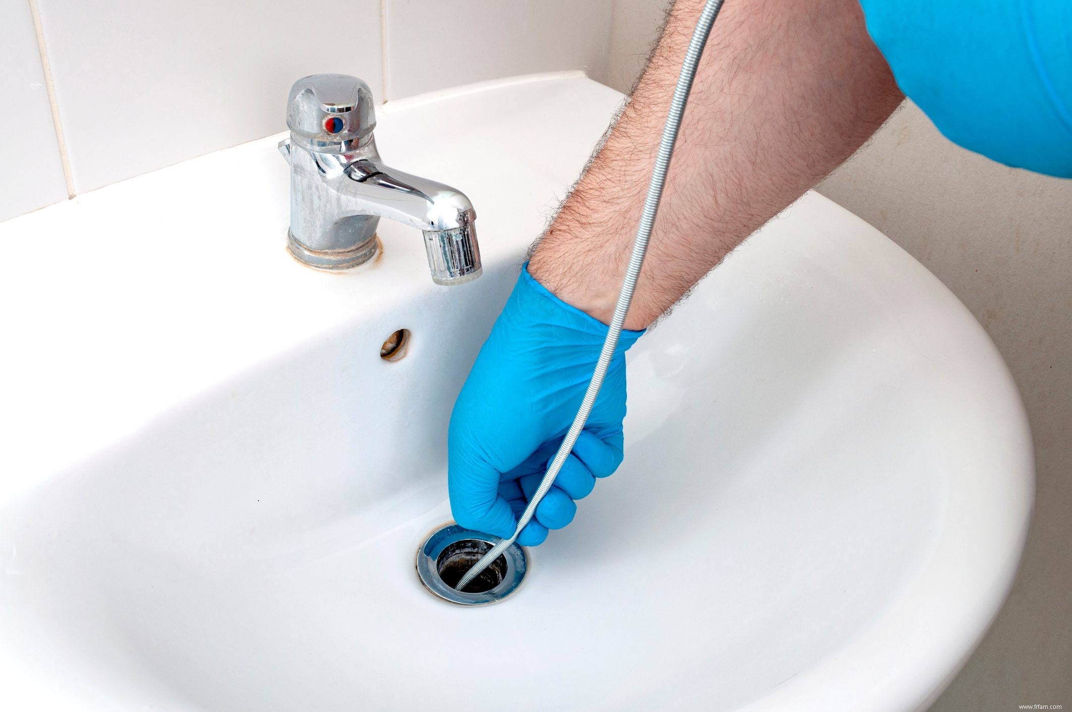 5 meilleures façons de déboucher un drain sans produits chimiques 