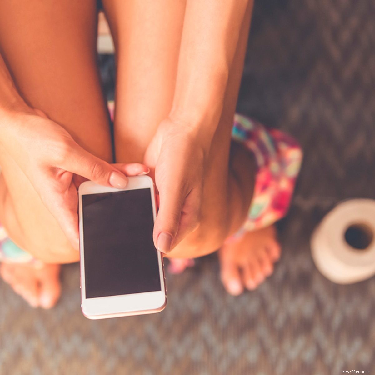 Pourquoi vous ne devriez absolument pas apporter votre téléphone portable dans la salle de bain 