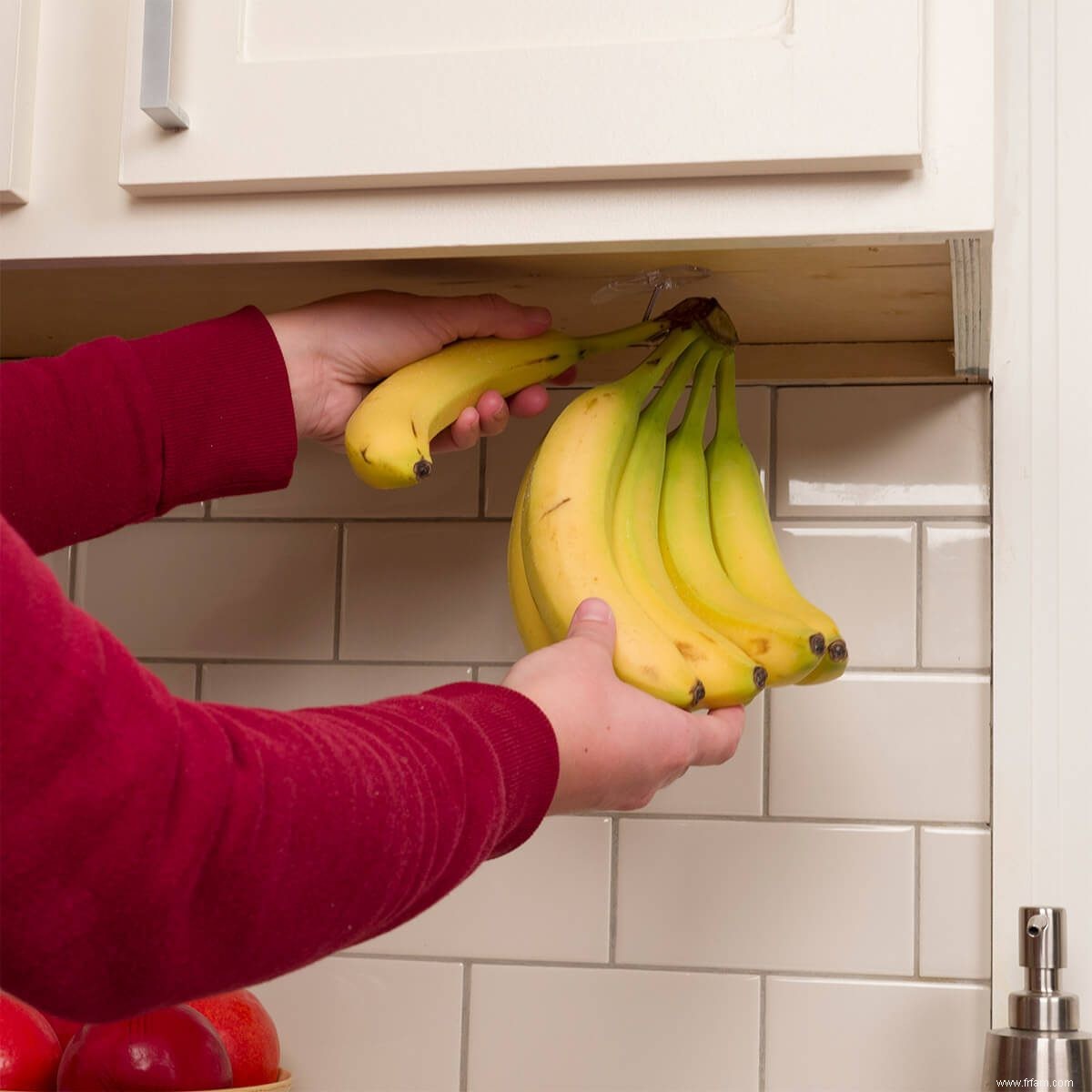 Comment accrocher des bananes sous les armoires 