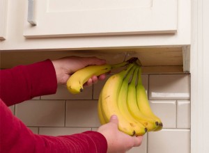 Comment accrocher des bananes sous les armoires 