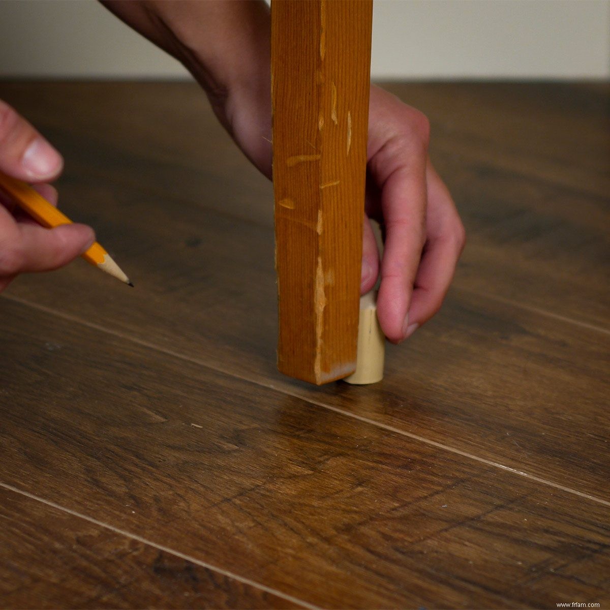 Fixation de la table bancale en liège à vin 