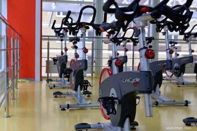 Peloton Vs. Nordictrack Vs. Echelon:Le meilleur entraîneur de vélo d intérieur 