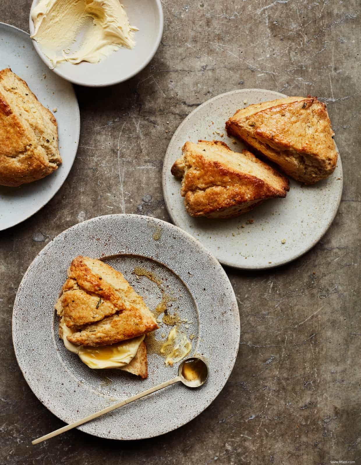 Les recettes de Benjamina Ebuehi pour les blondies à l estragon et les scones au miel de romarin 