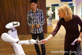 Eva rencontre le robot de soins Eva 