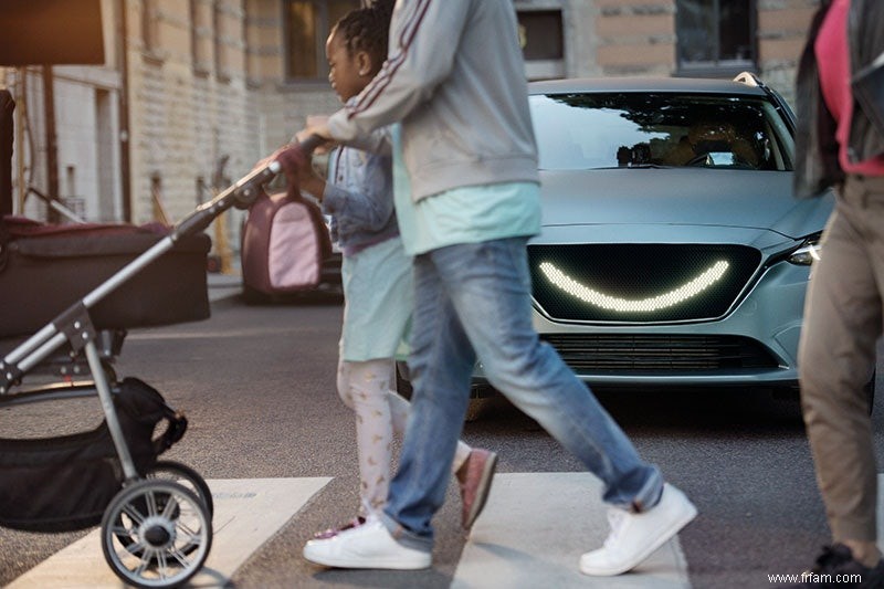 La voiture sourit quand tu peux traverser 