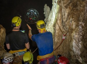 Un robot spatial explore une grotte 