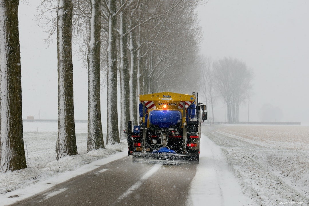 Le sel de voirie ne suffit pas à lui seul à déglacer les routes 