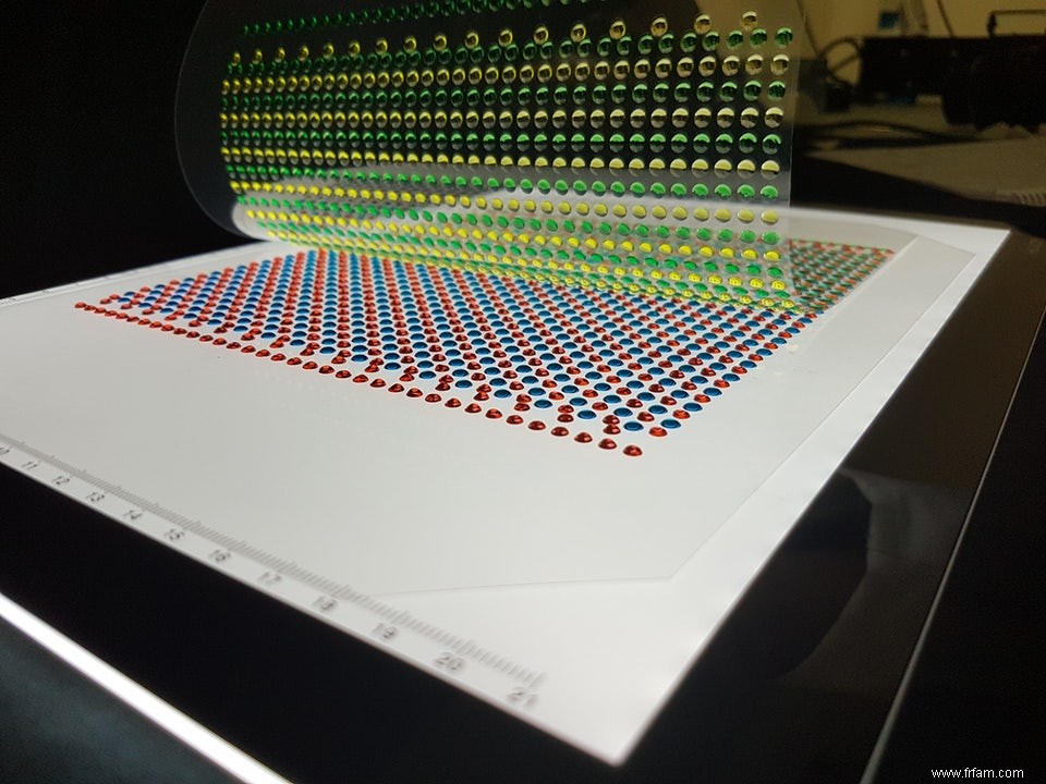 Un bel exemple de biomimétique :cet  électro-organe  artificiel 