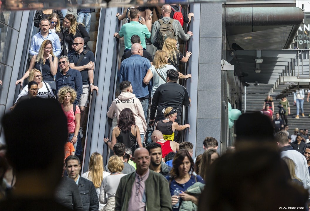 Escaliers mécaniques :immobiles sur 2 rangées ou debout à droite, marchant à gauche ? 