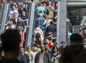 Escaliers mécaniques :immobiles sur 2 rangées ou debout à droite, marchant à gauche ? 