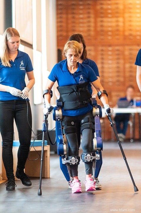 Marcher à nouveau grâce au costume de robot hollandais 